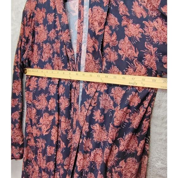 Treasure & Bond Wrap Kimono Womens Size Medium Floral Navy Blue Pink Beach - Picture 3 of 11